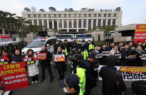 헌재 앞에서 맞붙는 여야…'尹대통령 탄핵 찬반' 기자회견