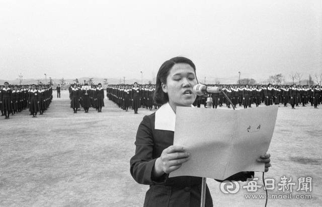 1978년 3월 제일모직 부설 성일여중·실업고 입학식. 이 학생들은 낮에는 섬유공장 일터에서, 밤에는 학교에서 주경야독하며 대한민국 산업화를 이끌어 온 일꾼이었다. 사진=매일아카이빙센터