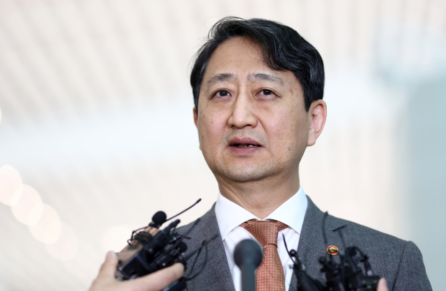 안덕근 산업통상자원부 장관이 20일 인천국제공항 2터미널 출국장에서 취재진과 인터뷰를 하고 있다. 안 장관은 20∼21일 미국 워싱턴 DC를 방문해 미국 상무부와 에너지부 장관 등 주요 인사를 면담할 예정이다. 연합뉴스