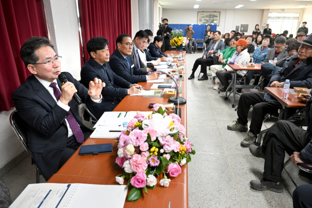 김진열 대구 군위군수가 군부대 이전지역 공감설명회에서 주민들의 질의에 답변하고 있다. 군위군 제공