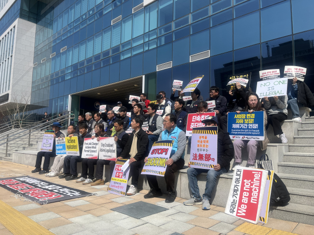 21일 출입국사무소 앞에 모인 40여명의 참여자들의 모습. 이들은 40여분 간 사무소 앞에서 자리를 지키며 시위를 이어나갔다. 정두나 기자.