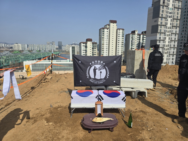 국방부 유해발굴감식단(국유단)이 지난 13일부터 이틀간 서울 동작구 옛 수도방위사령부 부지에서 6·25전쟁 국군 전사자로 추정되는 유해 2구를 수습했다고 21일 밝혔다. 사진은 유해발굴 현장에서 진행된 약식제례 하는 모습. 연합뉴스