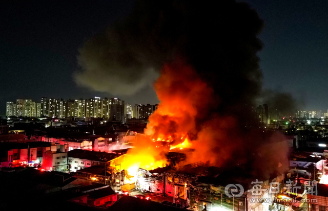 21일 오후 10시 1분 쯤 대구 서구 중리동 한 자동차 부품 업체에서 불이 나 소방당국이 진화 작업을 벌이고 있다. 김영진 기자 kyjmaeil@imaeil.com