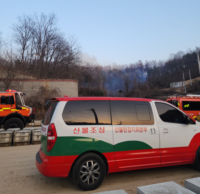 22일 오후 5시 27분쯤 안동시 수상동 한 야산에서 화재가 발생해 산림 당국이 진화작업을 벌이고 있다. 김영진 기자