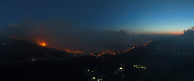 22일 경북 의성군 안평면 괴산리 야산에 발생한 산불이 밤까지도 꺼지지 않고 있다. 산림 당국은 해가 지자 야간 대응 체제로 전환했다. 김영진 기자 kyjmaeil@imaeil.com