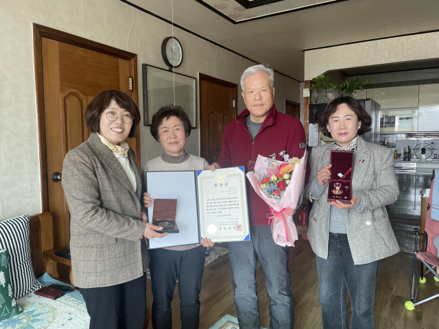 고 정규용 상병의 화랑무공훈장과 훈장증이 70여년 만에 유가족에게 전달됐다. 성주군 제공