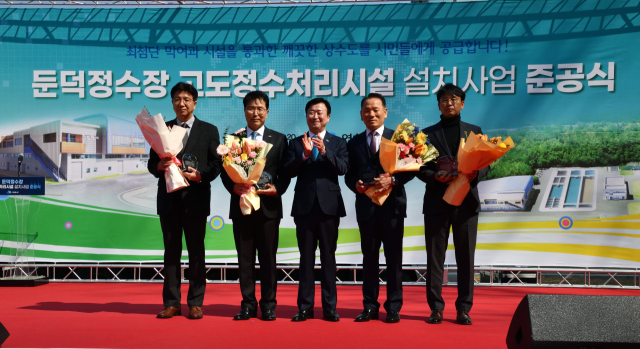 지난 20일 열린 여수 둔덕정수장 고도정수처리시설 준공식에서 여수시가 시공사인 HS화성에게 감사패를 전달했다. HS화성 제공
