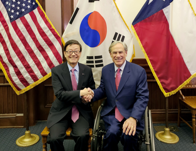 지난 19일(현지시간) 미국 텍사스에서 윤진식 한국무역협회(KITA) 회장과 그레그 애벗 텍사스 주지사가 면담을 마치고 기념 촬영하고 있다. 연합뉴스