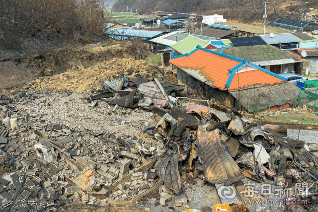 경북 의성군 산불 발생 이틀째인 23일 안평면 신월리 한 주택이 산불로 전소돼 폐허가 된 모습이다. 안성완 기자 asw0727@imaeil.com