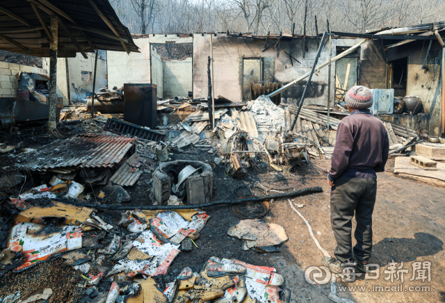 경북 의성군 대형 산불 발생 이틀째인 23일 안평면 신월리 한 주택이 산불로 전소된 가운데 불에탄 집을 하염없이 바라보고 있다. 안성완 기자 asw0727@imaeil.com