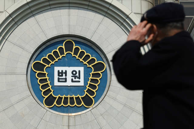법원이 다음주 윤석열 대통령의 2차 공판준비기일과 더불어민주당 이재명 대표의 공직선거법 위반 사건 2심 선고를 앞두고 보안을 강화하기로 한 가운데 21일 서울 서초구 서울법원종합청사의 모습. 연합뉴스