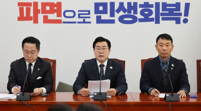박찬대 더불어민주당 원내대표(가운데)가 23일 국회에서 열린 기자간담회에서 발언하고 있다. 연합뉴스