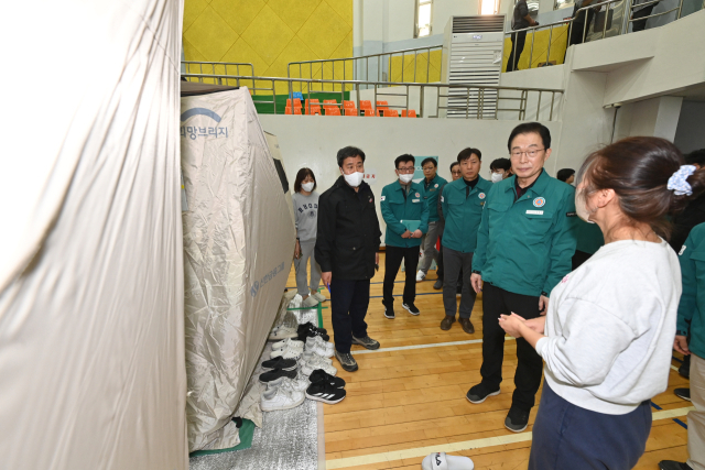 경북 의성 산불 피해 현장을 방문한 임종식 경북교육감과 교육청 간부들이 이재민 대피 시설에서 학생과 학부모를 만나 이야기하고 있다. 경북교육청 제공