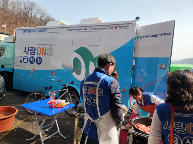 24일 한국수력원자력(주)에서 경북 사랑의열매를 통해 지원한 급식차량을 활용, 산불 현장에서 자원봉사자들이 급식 지원을 하고 있다. 경북 사랑의열매 제공