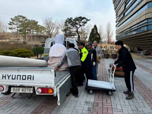 24일 오전 경북 의성군 조문국박물관에 경북 유형문화유산 불상조각 목조아미타여래좌상이 이송되고 있다. 목조아미타여래좌상은 안평면 옥련사에 있던 것이다. 연합뉴스