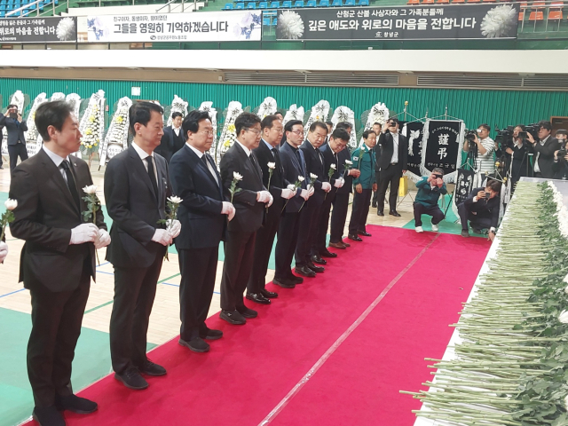 국민의힘 권영세 비상대책위원장과 권성동 원내대표 당 지도부가 24일 