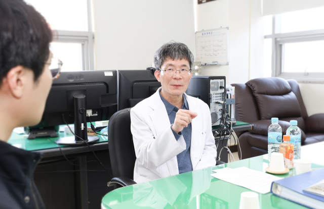 김재오 구미차병원 병원장이 매일신문 기자와 인터뷰를 하고 있다. 구미차병원 제공