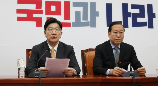 국민의힘 권성동 원내대표가 24일 서울 여의도 국회에서 한덕수 국무총리 탄핵 기각과 관련해 입장을 밝히고 있다. 오른쪽은 권영세 비상대책위원장. 연합뉴스