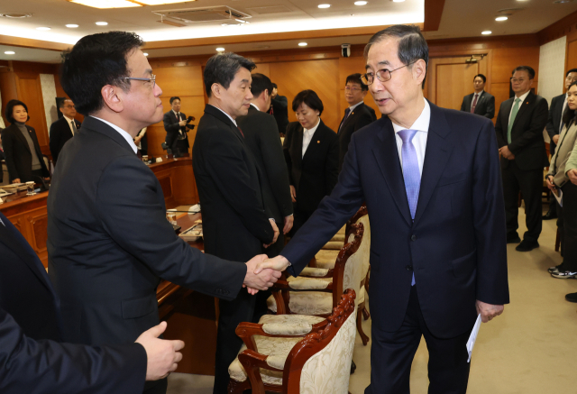 한덕수 대통령 권한대행 국무총리가 24일 정부서울청사에서 열린 국무위원간담회에 참석하며 최상목 부총리를 비롯한 국무위원들과 인사하고 있다. 연합뉴스