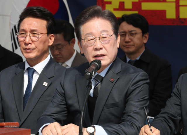 더불어민주당 이재명 대표가 24일 서울 종로구 경복궁역 부근 광화문 더불어민주당 천막당사에서 열린 최고위원회의에서 발언하고 있다. 연합뉴스