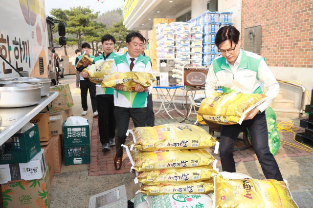 DGB금융지주와 iM뱅크가 24일 경북 의성체육관에 긴급구호봉사단을 파견하고 쌀, 라면, 빵, 음료, 식수 등의 식료품을 전달했다. DGB금융 제공