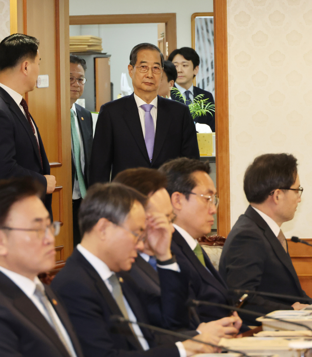 한덕수 대통령 권한대행 국무총리가 24일 정부서울청사에서 열린 국무위원간담회에 참석하고 있다. 연합뉴스