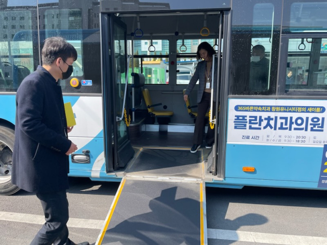 경남 창원시 관계자가 제63회 진해군항제에 대비해 지역 시내버스 특별점검을 벌이고 있다. [사진=창원시]