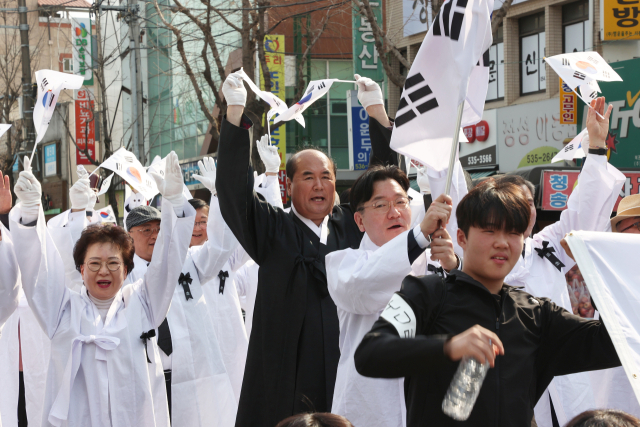 지난 23일 상주도심에서 106년 전 1919년 3월 23일 상주읍 장터에서 젊은 학도들이 중심이 돼 일어난 항일 만세운동이 재현됐다. 상주시 제공