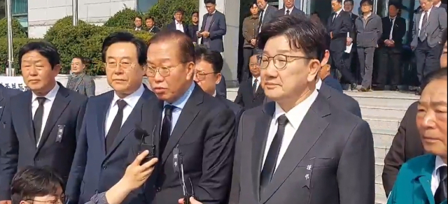 국민의힘 권영세 비대위원장과 권성동 원내대표, 박상웅 국회의원, 성낙인 창녕군수, 홍성두 창녕군의회 의장이 합동분향소 조문 후 기자회견을 하고 있다.
