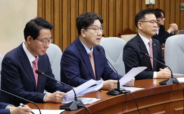 국민의힘 권성동 원내대표(가운데)가 25일 국회에서 열린 원내대책회의에서 발언하고 있다. 연합뉴스