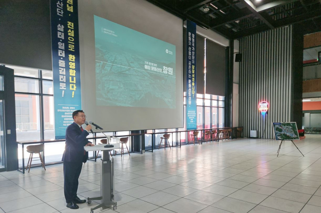 홍남표 경남 창원시장이 지난 14일 창원국가산단 문화선도산단 공모 현장 실사에 창원국가산업단지의 필요성에 대해 말하고 있다. [사진=창원시]