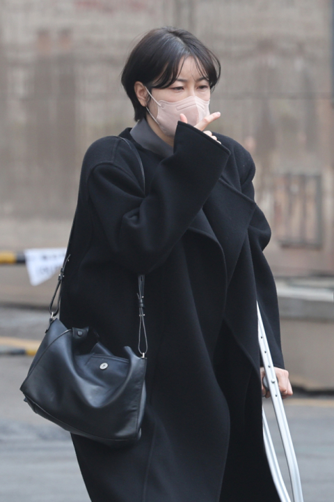 음주운전과 불법 숙박업 혐의로 불구속기소 된 문재인 전 대통령의 딸 다혜 씨가 20일 서울서부지법에서 열린 도로교통법상 음주운전 및 공중위생관리법 위반 혐의 사건 첫 공판기일에서 징역 1년을 구형받은 뒤 청사를 떠나고 있다. 연합뉴스