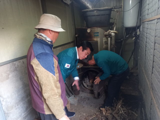 곽 부시장이 밀양시 단장면 화목보일러 농가 방문 산불 예방 점검을 하고 있다. 밀양시 제공