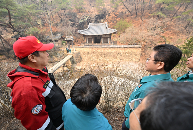 이철우 경북도지사가 권기창 아농시장과 함께 산불 피해 현장을 둘러보고 있다. 경북도 제공