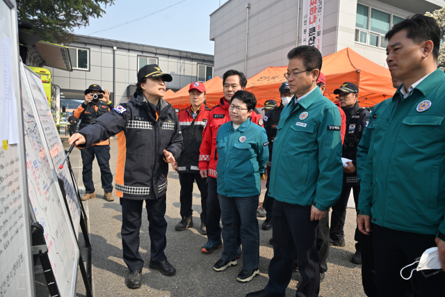 이철우 경북도지사는 25일 안동시 길안면 사무소에 설치된 산불현장 지휘소를 비롯해 국가지정문화유산인 만휴정 등을 찾아 산불 진화 상황을 점검하는 한편, 인명피해 최소화와 문화재 보호 등을 위해 노력해줄 것을 당부했다. 경북도 제공,