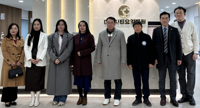 베트남 응우옌 왕조 일행이 24일 대구시티요양병원을 방문, 병원 시설과 의료시스템을 견학했다.