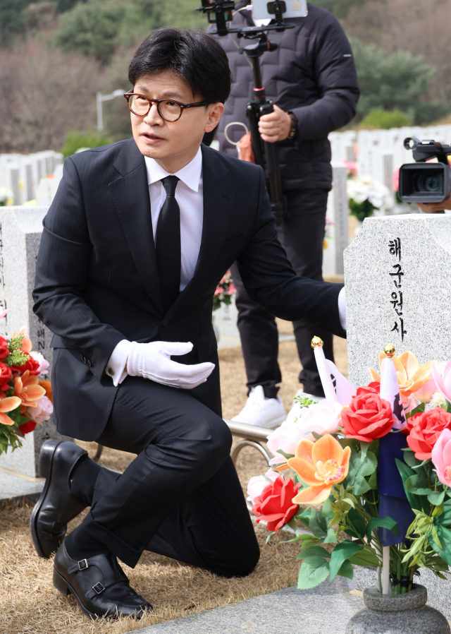 국민의힘 한동훈 전 대표가 25일 오전 국립대전현충원 천안함 46용사 묘역을 찾아 참배 후 묘비 주변을 둘러보고 있다. 연합뉴스