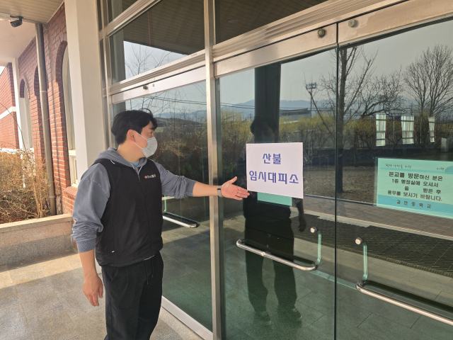 현재도 여전히 산불 이재민들이 임시로 거주하고 있는 경북 안동시 길안중학교 체육관의 모습. 길안지역 이재민들은 농번기에 생계 유지를 위해 불편한 생활여건 속에서도 지역을 떠나지 못하는 상황이다. 김영진 기자