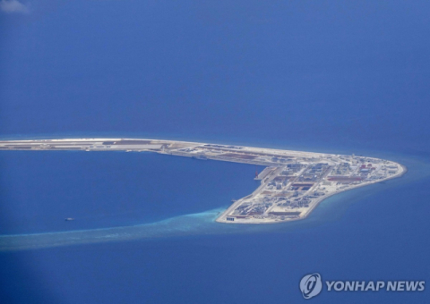 남중국해 인공섬 조성, 베트남·필리핀과 갈등