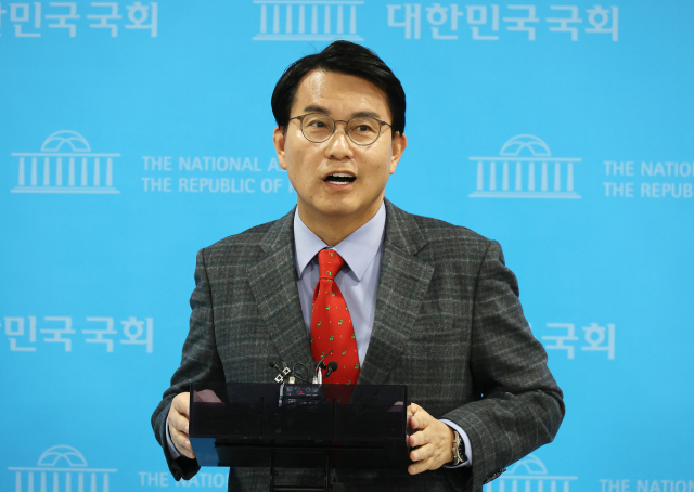 국민의힘 윤상현 의원이 23일 국회 소통관에서 한덕수 국무총리 탄핵심판 선고와 관련한 기자회견을 마친 뒤 취재진의 질문에 답변하고 있다. 연합뉴스