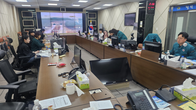 의성군 재난안전대책본부 상황실에서는 산불 진행 상황에 따라 주민 대피 통보를 발령하고 대피 시설을 지정하는 등 재난 상황에 대응하고 있다. 장성현 기자.