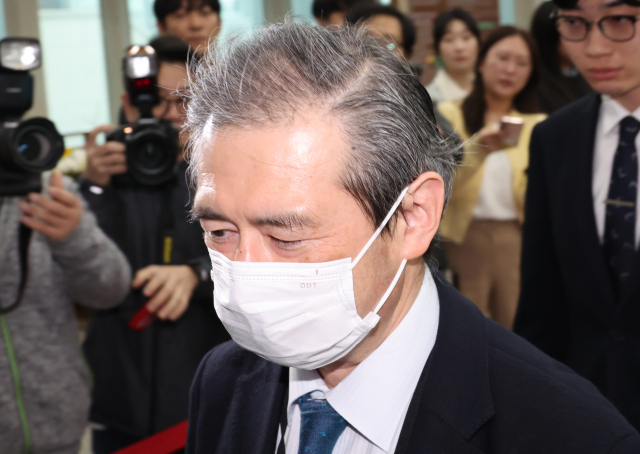 미바에 다이스케 주한일본대사관 총괄공사가 25일 서울 종로구 정부서울청사 외교부로 초치되고 있다. 이날 일본 문부과학성은 교과서 검정 조사심의회 총회를 열어 독도 영유권을 집요하게 주장하는 2026년도 교과서 심사 결과를 확정했다. 연합뉴스