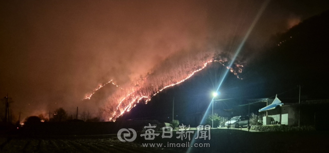 경북 영양지역에서 발생한 산불로 화선이 빠르게 확산하고 있다. 독자 제공