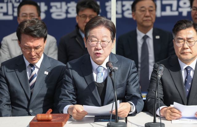 더불어민주당 이재명 대표가 26일 서울 종로구 광화문 천막당사에서 열린 최고위원회의에서 발언하고 있다. 연합뉴스