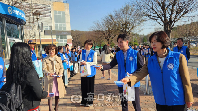 26일 오전 화랑중학교에서 남미경 경주시 시민복지국장,최명규 대구지방검찰청 경주지청장, 김정은 경주교육지원청 장학사, 황영애 경주교육지원청 교육장(사진 오른쪽부터)이 학교폭력예방 등굣길 캠페인을 벌이며 학생들에게 홍보물을 나눠주고 있다.