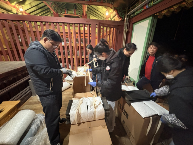 부석사 경내에 있던 고려목판(보물)을 소산하기 위해 작업 중이다. 영주시 제공