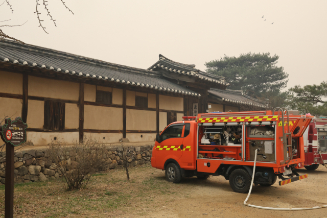 경북 의성에서 발생한 대형 산불이 닷새째 이어지면서 26일 소방 장비가 마을에 들어서 있다. 연합뉴스