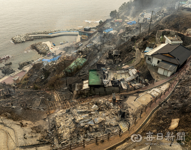26일 경북 영덕군 영덕읍 석리 마을 주택 대부분이 산불에 불타 폐허로 변해 있다. 이곳 석리항에는 지난 밤 의성에서 발생한 산불이 넘어와 마을 주민들이 고립돼 의경과 민간 구조대 등에 의해 구조 됐지만, 주민 1명이 빠져나오지 못해 소방대원들이 구조작업을 벌이고 있는 상황이다. 한편 지난 22일 의성에서 발생한 산불이 안동, 청송, 영양, 영덕 등 인근 지역으로 확산하면서 십수명의 사망자가 발생했다. 안성완 기자 asw0727@imaeil.com