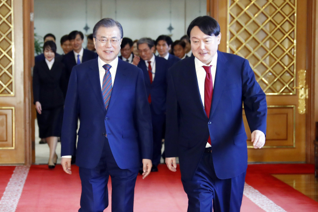 지난 2019년 7월 25일 문재인 대통령이 당시 신임 검찰총장이던 윤석열 대통령에게 임명장을 수여한 뒤 간담회장으로 향하는 모습. 뒤로 (왼쪽부터)윤석열 대통령 부인 김건희 여사와 조국 청와대 민정수석(전 조국혁신당 대표)을 비롯해 김상조 정책실장, 유영민 비서실장 등도 보인다. 자료사진. 연합뉴스