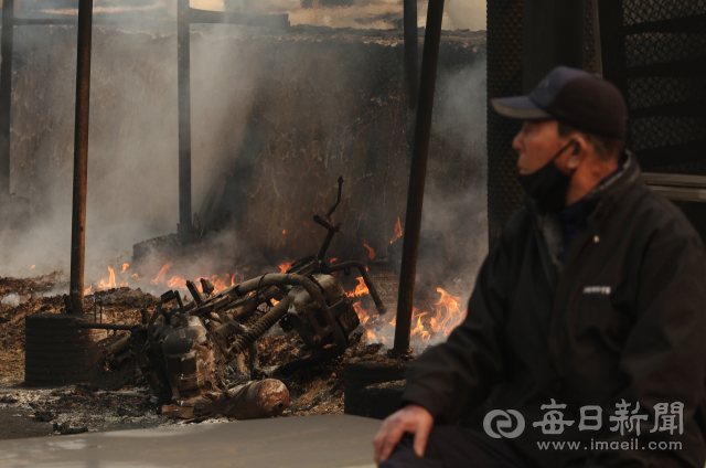 26일 경북 영덕군 축산면 경정리 대게마을 점포 대부분이 산불에 불타 폐허로 변해 있다. 지난 22일 의성에서 발생한 산불이 안동, 청송, 영양, 영덕 등 인근 지역으로 확산하면서 십수명의 사망자가 발생했다. 안성완 기자 asw0727@imaeil.com